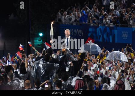 Zinadine Zidane con la torcia olimpica, cerimonia di apertura durante i Giochi Olimpici di Parigi 2024 il 26 luglio 2024 a Parigi, Francia Credit: Independent Photo Agency/Alamy Live News Foto Stock