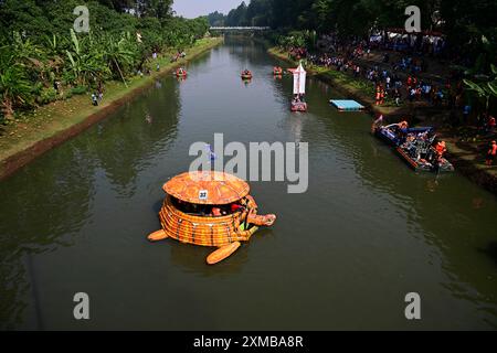 Giacarta, Indonesia. 27 luglio 2024. Barche in bottiglie di plastica salpano nel fiume Banjir Kanal Timur a Giacarta, Indonesia, 27 luglio 2024. Trentadue barche di plastica di scarto e di varie forme hanno partecipato a una parata di barche nel fiume Banjir Kanal Timur a Giacarta, Indonesia, il 27 luglio. Organizzato dalle agenzie idriche locali in occasione della giornata nazionale dei fiumi dell'Indonesia, l'evento è quello di invitare le persone a proteggere i fiumi e riciclare i rifiuti di plastica. Crediti: Zulkarnain/Xinhua/Alamy Live News Foto Stock