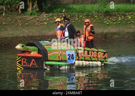 Giacarta, Indonesia. 27 luglio 2024. Una barca fatta di bottiglie di plastica naviga nel fiume Banjir Kanal Timur a Giacarta, Indonesia, 27 luglio 2024. Trentadue barche di plastica di scarto e di varie forme hanno partecipato a una parata di barche nel fiume Banjir Kanal Timur a Giacarta, Indonesia, il 27 luglio. Organizzato dalle agenzie idriche locali in occasione della giornata nazionale dei fiumi dell'Indonesia, l'evento è quello di invitare le persone a proteggere i fiumi e riciclare i rifiuti di plastica. Crediti: Zulkarnain/Xinhua/Alamy Live News Foto Stock