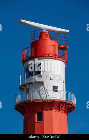 Il piccolo faro di Borkum, fuori servizio dal 2003, funge ancora da supporto per l'antenna per il sistema di sicurezza del traffico EMS, l'isola di Borkum nel Mare del Nord Foto Stock