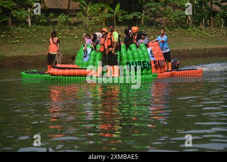 Giacarta, Indonesia. 27 luglio 2024. Una barca fatta di bottiglie di plastica naviga nel fiume Banjir Kanal Timur a Giacarta, Indonesia, 27 luglio 2024. Trentadue barche di plastica di scarto e di varie forme hanno partecipato a una parata di barche nel fiume Banjir Kanal Timur a Giacarta, Indonesia, il 27 luglio. Organizzato dalle agenzie idriche locali in occasione della giornata nazionale dei fiumi dell'Indonesia, l'evento è quello di invitare le persone a proteggere i fiumi e riciclare i rifiuti di plastica. Crediti: Zulkarnain/Xinhua/Alamy Live News Foto Stock