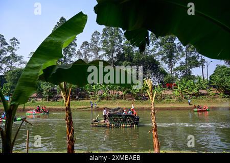 Giacarta, Indonesia. 27 luglio 2024. Barche in bottiglie di plastica salpano nel fiume Banjir Kanal Timur a Giacarta, Indonesia, 27 luglio 2024. Trentadue barche di plastica di scarto e di varie forme hanno partecipato a una parata di barche nel fiume Banjir Kanal Timur a Giacarta, Indonesia, il 27 luglio. Organizzato dalle agenzie idriche locali in occasione della giornata nazionale dei fiumi dell'Indonesia, l'evento è quello di invitare le persone a proteggere i fiumi e riciclare i rifiuti di plastica. Crediti: Zulkarnain/Xinhua/Alamy Live News Foto Stock