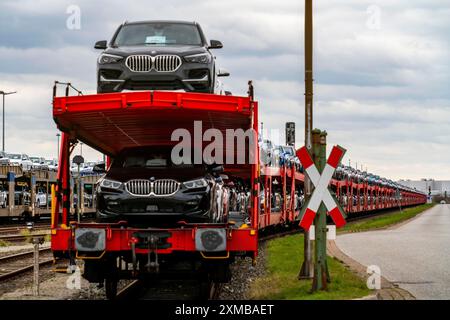 Le nuove auto BMW, su carri merci, nel porto di Cuxhaven, vengono spedite da qui in Gran Bretagna e Scandinavia, Cuxhaven, bassa Sassonia, Germania Foto Stock