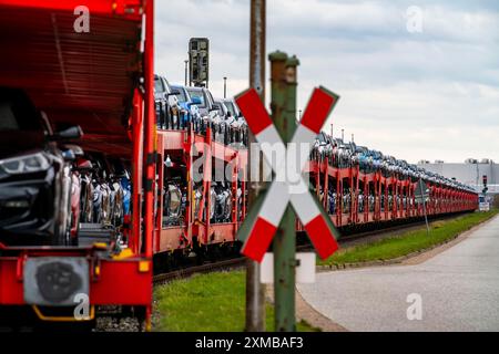 Le nuove auto BMW, su carri merci, nel porto di Cuxhaven, vengono spedite da qui in Gran Bretagna e Scandinavia, Cuxhaven, bassa Sassonia, Germania Foto Stock