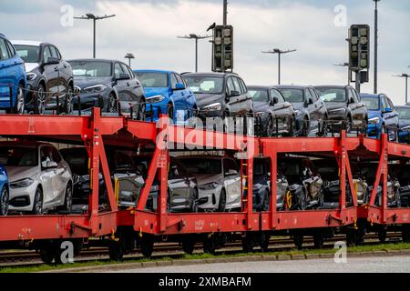 Le nuove auto BMW, su carri merci, nel porto di Cuxhaven, vengono spedite da qui in Gran Bretagna e Scandinavia, Cuxhaven, bassa Sassonia, Germania Foto Stock