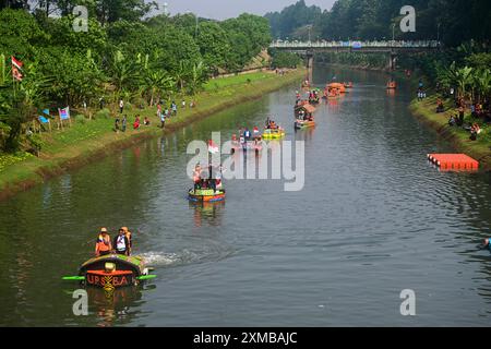 Giacarta, Indonesia. 27 luglio 2024. Barche in bottiglie di plastica salpano nel fiume Banjir Kanal Timur a Giacarta, Indonesia, 27 luglio 2024. Trentadue barche di plastica di scarto e di varie forme hanno partecipato a una parata di barche nel fiume Banjir Kanal Timur a Giacarta, Indonesia, il 27 luglio. Organizzato dalle agenzie idriche locali in occasione della giornata nazionale dei fiumi dell'Indonesia, l'evento è quello di invitare le persone a proteggere i fiumi e riciclare i rifiuti di plastica. Crediti: Zulkarnain/Xinhua/Alamy Live News Foto Stock