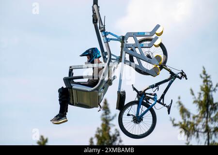 Impianti di risalita nel Bikepark Winterberg, sul monte Kappe, 11 percorsi di mountain bike in discesa, in tutti i livelli di difficoltà, Sauerland, Nord Foto Stock