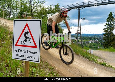 Bikepark Winterberg, sul monte Kappe, 11 piste da discesa in mountain bike, in tutti i livelli di difficoltà, Sauerland, Renania settentrionale-Vestfalia, Germania Foto Stock