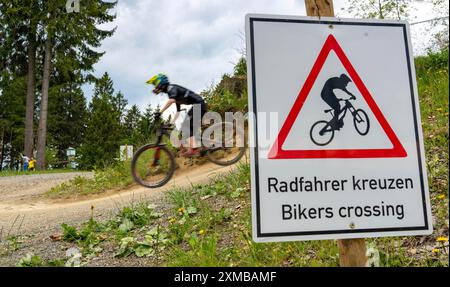 Bikepark Winterberg, sul monte Kappe, 11 piste da discesa in mountain bike, in tutti i livelli di difficoltà, Sauerland, Renania settentrionale-Vestfalia, Germania Foto Stock