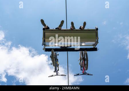 Impianti di risalita nel Bikepark Winterberg, sul monte Kappe, 11 percorsi di mountain bike in discesa, in tutti i livelli di difficoltà, Sauerland, Nord Foto Stock