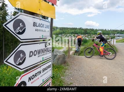 Bikepark Winterberg, sul monte Kappe, 11 piste da discesa in mountain bike, in tutti i livelli di difficoltà, Sauerland, Renania settentrionale-Vestfalia, Germania Foto Stock