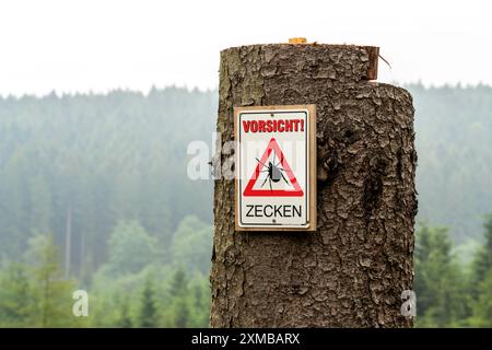 Cartello segnaletico per le zecche, nella foresta di Arnsberg, vicino a Hirschberg, Sauerland, Renania settentrionale-Vestfalia, Germania Foto Stock