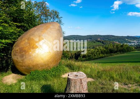 Forest Sculpture Trail Wittgensteiner Sauerland, percorso lungo 23 chilometri, parte del Rothaarsteig, la scultura Was Zuerst?, grande uovo dorato Foto Stock