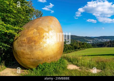 Forest Sculpture Trail Wittgensteiner Sauerland, percorso lungo 23 chilometri, parte del Rothaarsteig, la scultura Was Zuerst?, grande uovo dorato Foto Stock