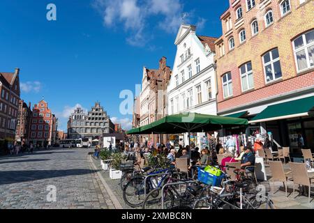 Il centro storico di Lueneburg, piazza centrale am Sande, con case medievali a tetto spiovente, edificio dell'IHK Lueneburg-Wolfsburg, bassa Sassonia, Germania Foto Stock