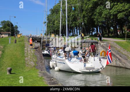 Berg, Svezia - 19 luglio 2024: Imbarcazioni da diporto nelle chiuse del canale Gota a Berg. Foto Stock