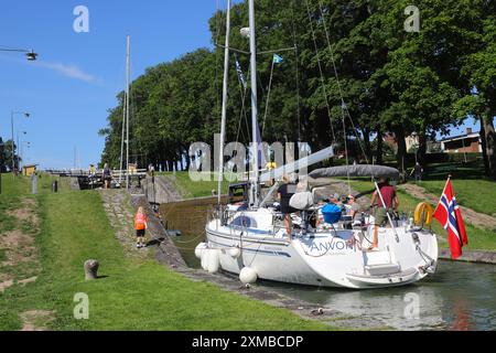 Berg, Svezia - 19 luglio 2024: Imbarcazioni da diporto nelle chiuse del canale Gota a Berg. Foto Stock