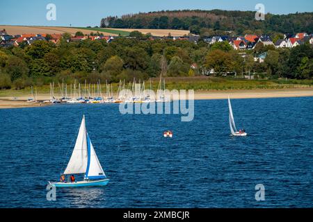 Lago Moehne, bacino idrico nel nord del Sauerland, barche a vela, livello dell'acqua estremamente basso del bacino, pieno solo al 61%, nord Foto Stock