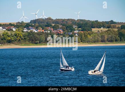 Lago Moehne, bacino idrico nel nord del Sauerland, barche a vela, livello dell'acqua estremamente basso del bacino, pieno solo al 61%, nord Foto Stock