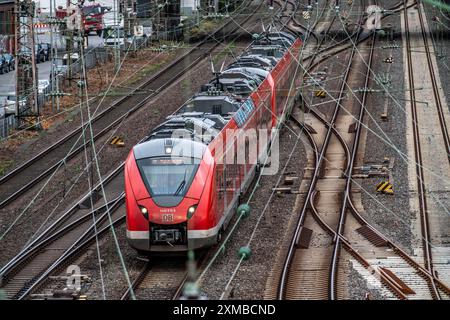 Linea S-Bahn Wuppertal-Elberfeld, binari, treno locale, Wuppertal, Renania settentrionale-Vestfalia, Germania Foto Stock