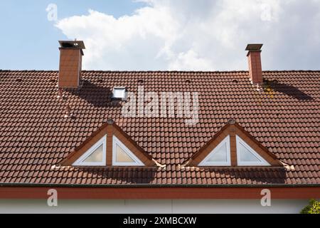Tetto della casa con due finestre Foto Stock