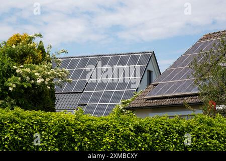 Tetto della casa con impianto fotovoltaico Foto Stock