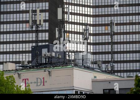 Antenne per radiomobili, in un edificio nel centro di Essen, sullo sfondo del municipio, Renania settentrionale-Vestfalia, Germania Foto Stock