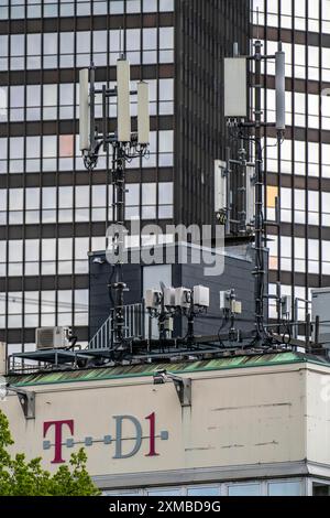 Antenne per radiomobili, in un edificio nel centro di Essen, sullo sfondo del municipio, Renania settentrionale-Vestfalia, Germania Foto Stock