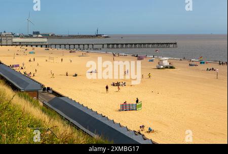 Vista sui tetti delle capanne sulla spiaggia del molo di Claremont, South Beach, Lowestoft, Suffolk, Inghilterra, REGNO UNITO Foto Stock