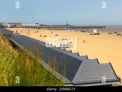 Vista sui tetti delle capanne sulla spiaggia del molo di Claremont, South Beach, Lowestoft, Suffolk, Inghilterra, REGNO UNITO Foto Stock