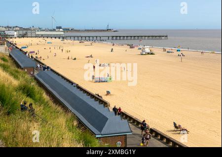 Vista sui tetti delle capanne sulla spiaggia del molo di Claremont, South Beach, Lowestoft, Suffolk, Inghilterra, REGNO UNITO Foto Stock