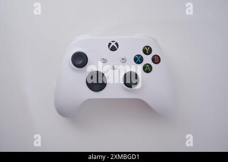 Un controller XBOX serie S bianco girato dall'alto (vista dall'alto) Foto Stock