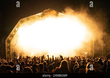 Charlton Park, Malmesbury, Wiltshire, Regno Unito. 26 luglio 2024. WOMAD Festival 2024. I frequentatori del festival hanno ricevuto una platea di musica mondiale venerdì, con artisti come Mariam e Amadou, nonché Young Fathers e Moonchild Sennelly. Il tempo era perfetto con il sole tutto il giorno. Crediti: Natasha Quarmby/Alamy Live News Foto Stock