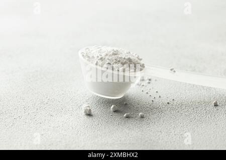 Ossido di magnesio o solfato in polvere in un cucchiaio medico, gruppo farmaceutico solubile in acqua Foto Stock