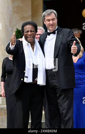 Sänger Roberto Blanco und Politiker Markus Söder CSU auf dem roten Teppich zur Eröffnung der Bayreuther Richard Wagner Festspiele 2024. Zur Premiere wird eine Neuproduktion von Richard Wagners Tristan und Isotta in einer Inszenierung von Regisseur Thorleifur ORN Arnarsson gezeigt. Bayreuth, 25.07.2024 Bayern Deutschland *** il cantante Roberto Blanco e il politico Markus Söder CSU sul tappeto rosso all'apertura del Bayreuth Richard Wagner Festival 2024 Una nuova produzione di Richard Wagners Tristan und Isotta del regista Thorleifur ORN Arnarsson sarà presentata in anteprima a Bayreuth, 25 07 2024 Foto Stock