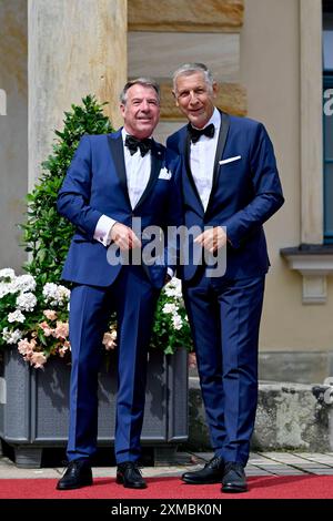 Schlagersänger Patrick Lindner mit Ehemann Peter Schäfer auf dem roten Teppich zur Eröffnung der Bayreuther Richard Wagner Festspiele 2024. Zur Premiere wird eine Neuproduktion von Richard Wagners Tristan und Isotta in einer Inszenierung von Regisseur Thorleifur ORN Arnarsson gezeigt. Bayreuth, 25.07.2024 Bayern Deutschland *** il cantante pop Patrick Lindner con il marito Peter Schäfer sul Red carpet all'apertura del Bayreuth Richard Wagner Festival 2024 Una nuova produzione di Richard Wagners Tristan und Isotta sarà messa in scena dal regista Thorleifur ORN Arnarsson per la prima Bayreuth, 25 0 Foto Stock