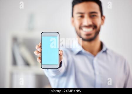 Uomo d'affari, mano e telefono con mockup su Chromakey per spazi pubblicitari sui social media e pagina Web aziendale. Dipendente, uomo e display vuoto del cellulare Foto Stock