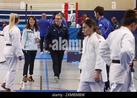 Il primo ministro Sir Keir Starmer incontra Kelly Petersen-Pollard (a sinistra), membro del Team GB Judo durante una sessione di allenamento alle Olimpiadi di Parigi 2024 a Parigi, Francia. Data foto: Sabato 27 luglio 2024. Foto Stock