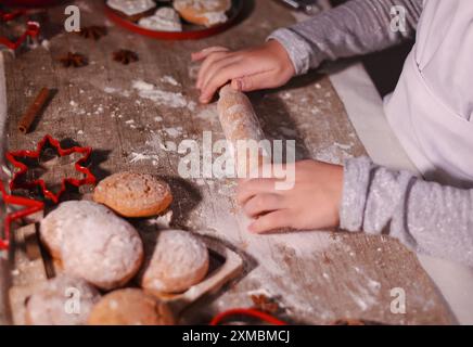 A una ragazza piacciono i biscotti di Natale. Buon Natale e buone vacanze. Foto Stock