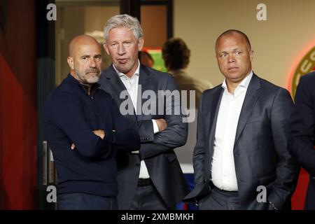 EINDHOVEN - (l-r) allenatore del PSV Eindhoven Peter Bosz, General manager del PSV Marcel Brands, direttore tecnico del PSV Eindhoven Earnest Stewart durante l'amichevole tra PSV Eindhoven e FC Eindhoven allo stadio Phillips il 24 luglio 2024 a Eindhoven, Paesi Bassi. ANP | Hollandse Hoogte | BART STOUTJESDIJK Foto Stock