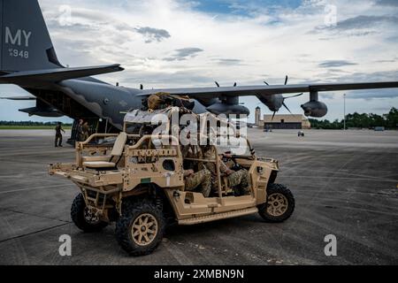 U.S. Air Force Airmen assegnati al 38th Rescue Squadron drive sulla flightline presso Moody Air Force base, Georgia, 24 luglio 2024. La capacità di farlo rapidamente Foto Stock