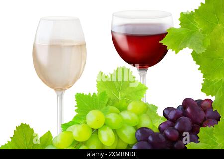 2 bicchieri di vino rosso e bianco con uva e foglie di vite isolate su fondo bianco Foto Stock