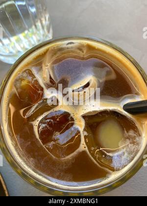 Cattura l'essenza della beatitudine mattutina con il gustoso caffè Bumble. Questa miscela dalla grafica straordinaria vanta una tonalità intensa e ricca, che evoca calore e comfort con e. Foto Stock