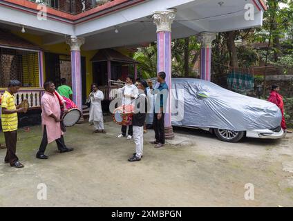 Musicisti bengalesi che suonano durante una cerimonia indù, Dhaka Division, Tongibari, Bangladesh Foto Stock