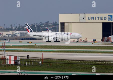 F-GSQC Air France Boeing 777-328ER AM Los Angeles International Airport LAX / KLAX Los Angeles, Kalifornien, USA, Vereinigte Staaten von Amerika, 17.02.2024 *** F GSQC Air France Boeing 777 328ER presso l'aeroporto internazionale di Los Angeles LAX KLAX Los Angeles, California, USA, Stati Uniti d'America, 17 02 2024 Foto Stock