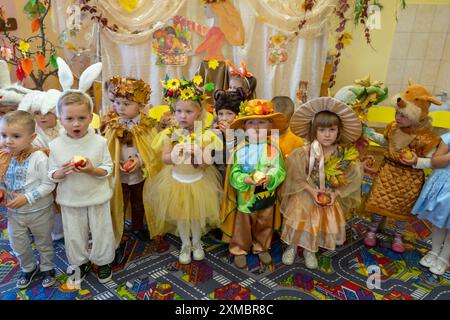 17 ottobre 2019 Ucraina Mervychi,bambini in costumi di carnevale in autunno vacanze all'asilo Foto Stock