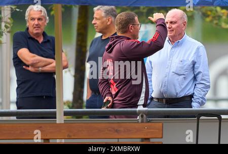 Rottach Egern, Germania. 24 luglio 2024. (R-L) Uli HOENESS (R)(ex presidente della FCB ), Ehrenpraesident, con Max Eberl, Sportvorstand und Manager FC Bayern, Mediendirektor Stefan Mennerich, Pressechef FCB, Joerg WACKER, amministratore delegato affari internazionali, alla partita amichevole FC ROTTACH-EGERN - FC BAYERN Muenchen 1-14 nel campo di allenamento dello Stadion am Birkenmoos Soccer League, 1.German a Rottach-Egern, Tegernsee, 24 luglio, 2024 stagione 2024/2025, FCB, fotografo: ddp Images/STAR-Images Credit: ddp media GmbH/Alamy Live News Foto Stock