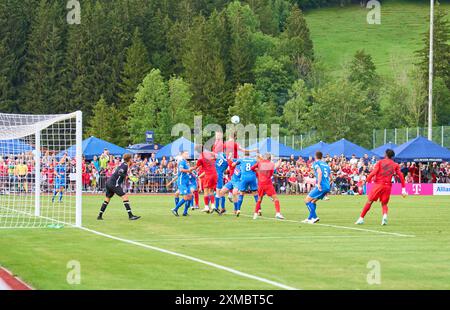 Rottach Egern, Germania. 24 luglio 2024. Eric Dier, FCB 15 Josip Stanisic, FCB 44 all'amichevole FC ROTTACH-EGERN - FC BAYERN Muenchen 1-14 nel campo di allenamento dello Stadion am Birkenmoos, 1.German Soccer League, a Rottach-Egern, Tegernsee, 24 luglio, 2024 stagione 2024/2025, FCB, fotografo: ddp Images/STAR-Images Credit: ddp media GmbH/Alamy Live News Foto Stock