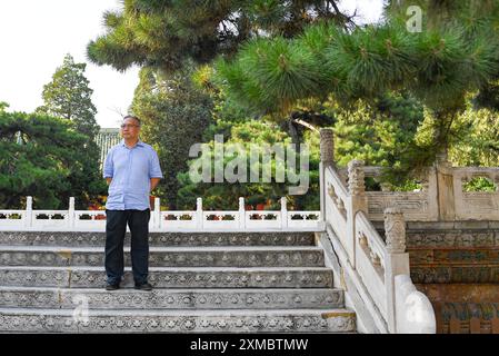 (240727) -- PECHINO, 27 luglio 2024 (Xinhua) -- LYU Zhou è raffigurato sull'altare del Dio dell'Agricoltura a Pechino, capitale della Cina, 18 giugno 2024. LYU Zhou è il leader del gruppo per la compilazione di testi sul team di candidatura del Patrimonio Mondiale dell'asse centrale di Pechino e direttore del National Heritage Center dell'Università di Tsinghua. LYU e il suo team si sono dedicati a spiegare al mondo il valore unico del patrimonio culturale dell'asse centrale di Pechino -- un complesso di edifici che mostra l'ordine ideale della capitale cinese. Alla sua grande gioia, l'organo educativo, scientifico e culturale delle Nazioni Unite Foto Stock