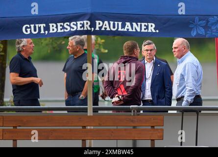 Rottach Egern, Germania. 24 luglio 2024. Uli HOENESS (R)(ex presidente FCB ), Ehrenpraesident, con Max Eberl, Sportvorstand und Manager FC Bayern, Joerg WACKER, amministratore delegato affari internazionali, Mediendirektor Stefan Mennerich, Pressechef FCB all'amichevole FC ROTTACH-EGERN - FC BAYERN Muenchen 1-14 nel campo di allenamento dello Stadion am Birkenmoos, 1.German Soccer League, in ROTTN, EGERN, in Rach-EGERN, Tegernsee, 24 luglio, 2024 stagione 2024/2025, FCB, fotografo: ddp Images/STAR-Images Credit: ddp media GmbH/Alamy Live News Foto Stock